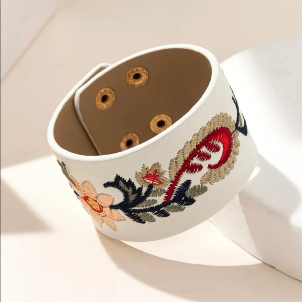 🆕 Flower Embroidered bracelet.